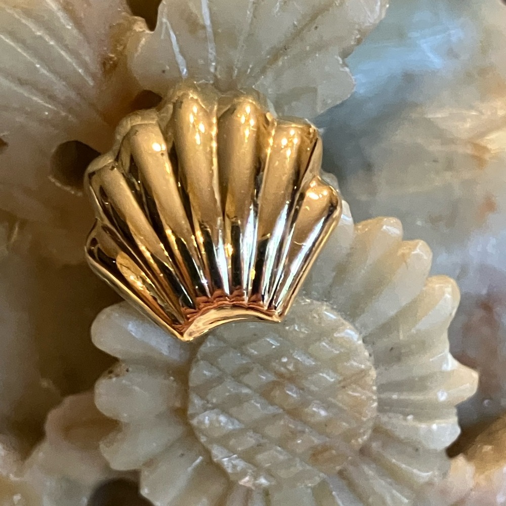 Monet Shiny Gold Shell POST Earrings - Picture 2 of 4